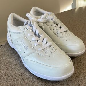 Propet Slip Resistant Womens 7 White Sneakers New Without Box